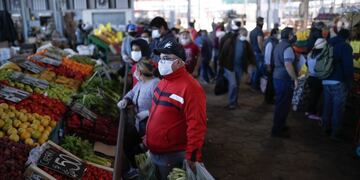 Personas con tapabocas hacen compras en el Mercado Central de Frutas y Verduras del partido de La Matanza, en Buenos Aires (Argentina). (Foto: EFE/Juan Ignacio Roncoroni)