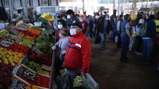 Personas con tapabocas hacen compras en el Mercado Central de Frutas y Verduras del partido de La Matanza, en Buenos Aires (Argentina). (Foto: EFE/Juan Ignacio Roncoroni)