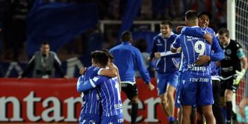 Los jugadores del Tomba celebran su clasificaciu00f3n para octavos de final tras empatar con Libertad de Paraguay.