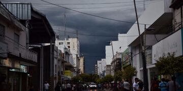 La tormenta al acecho en la ciudad capital\u002E Foto: El Diario de la República\u002E