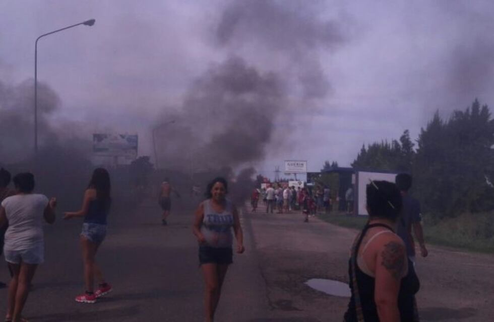 Un chico de Funes quedó grave tras ser atropellado y los vecinos cortaron la ruta para protestar