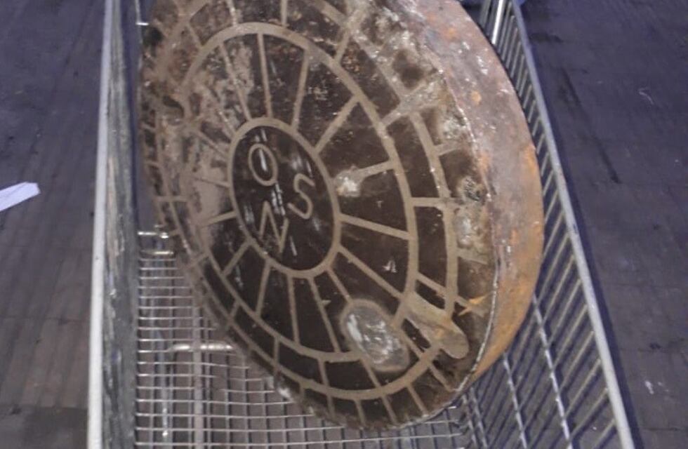 Dos jóvenes detenidos cuando huían con una tapa de desagüe en un carro de supermercado