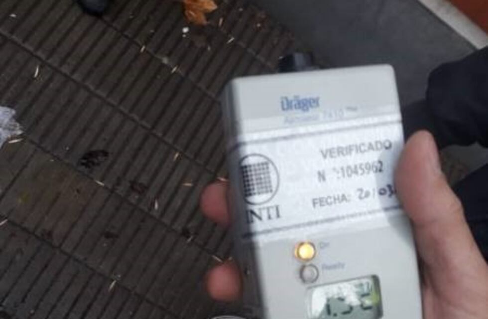 Un borracho chocó contra tres vehículos y se dio a la fuga