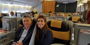 DYB04, BUENOS AIRES, 13/10/2016, EL PRESIDENTE DE LA NACION MAURICIO MACRI Y SU ESPOSA PARTEN HACIA EL VATICANO\u002E FOTO:DYN/@MAURICIO MACRI\u002E  mauricio macri juliana awada viaje para visitar al papa presidente argentino primera dama en el avion encuentro con el sumo pontifice