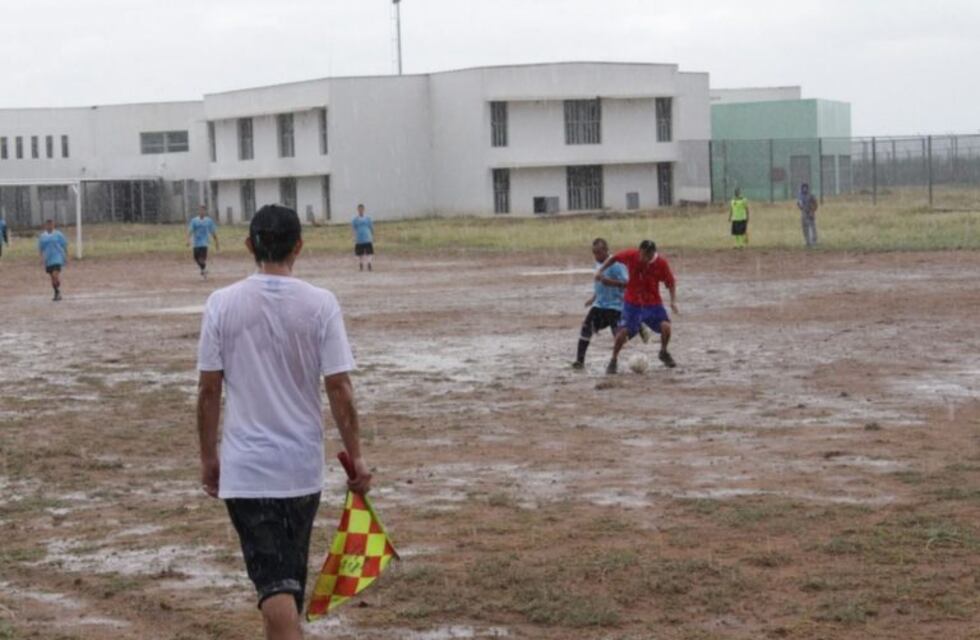 Los talleres y el fútbol hacen pasar el día a día a los presos en La Botija
