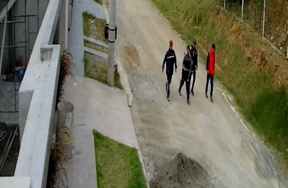 Muy tranquilos: así se llevan un botín oculto un grupo de ladrones en Salta