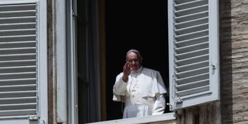 17 May 2020, Vatican, Vatican City: Pope Francis looks from the window of the apostolic palace after the live-broadcast Regina Caeli prayer gives its blessing in an empty St\u002E Peter's Square\u002E Photo: Evandro Inetti/ZUMA Wire/dpa