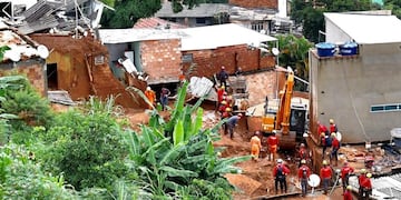 Bomberos trabajan en la búsqueda de víctimas tras el colapso de algunas casas, en Vila Bernadete, región de Barreiro, en Belo Horizonte (Brasil) (EFE/ Uarlen Valério / O Tempo)
