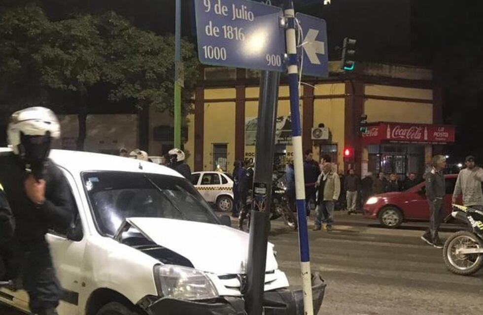 Escapó de un control policial, chocó y quedó detenido