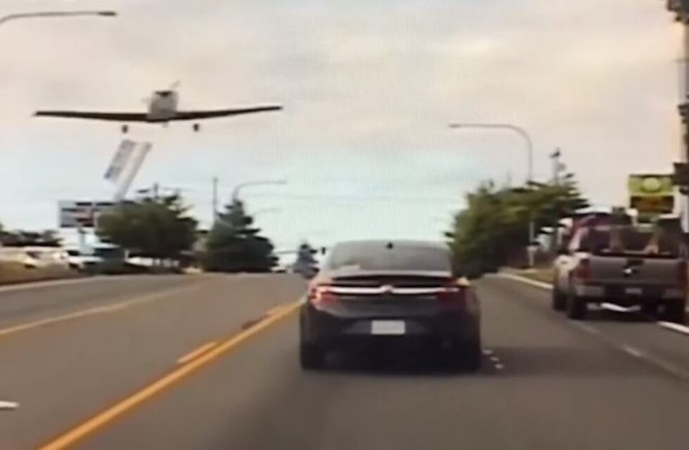 Estados Unidos: el increíble aterrizaje de emergencia de un avión en plena ruta