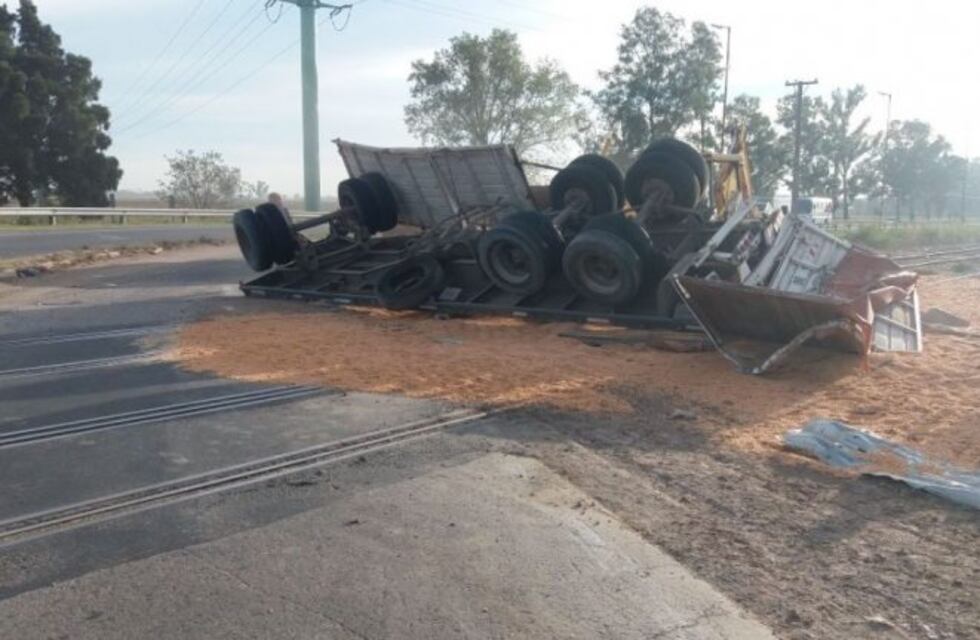 El vuelco de un camión en Pérez obligó a cortar la Ruta 33