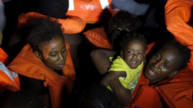 CRI14 MAR MEDITERRu00c1NEO 20/10/2016.- Fotografu00eda cedida hoy, 20 de octubre de 2016, por la Crus Roja Italiana (CRI), que muestra una operaciu00f3n de rescate de inmigrantes en el Mar Mediterru00e1neo. Equipos de la Cruz Roja Italiana y del Malta Migrants Offshore Aid Station (MOAS) anunciaron el salvamento de 434 personas en tres operaciones diferentes, embarcados en el buque