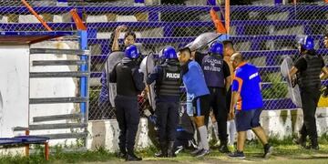 Fue a ver a su hijo a un partido, recibió un piedrazo y lucha por su vida