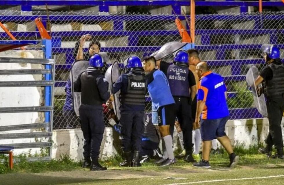Fue a ver a su hijo a un partido, recibió un piedrazo y lucha por su vida