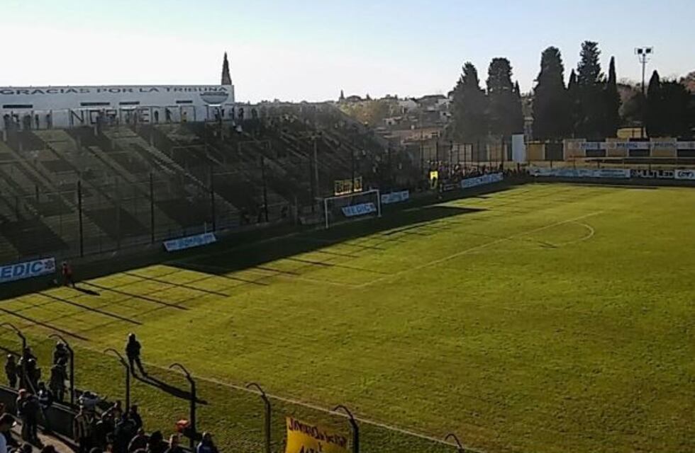 Violencia sin fin: un partido del ascenso fue suspendido por peleas en la tribuna
