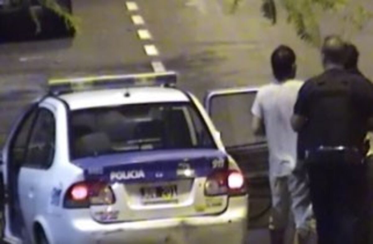 Estaban sustrayendo elementos dentro de un auto estacionado en inmediaciones de la estación de servicios de Pellegrini y Sarmiento