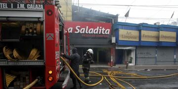DYN03, BUENOS AIRES 21/05/2017, VARIAS DOTACIONES DE BOMBEROS TRABAJAN PARA CONTENER UN INCENDIO EN UNA FERIA DEL BARRIO PORTEu00d1O DE CONSTITUCION. FOTO:DYN/PABLO MOLINA.