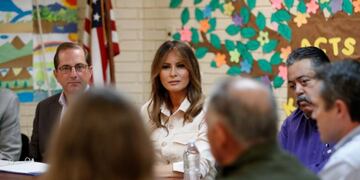 Melania Trump visita a niños migrantes detenidos en Texas
