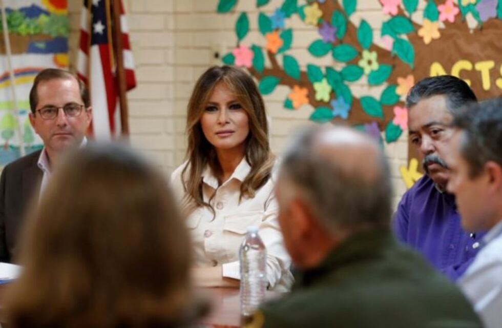 Melania Trump visita a niños migrantes detenidos en Texas