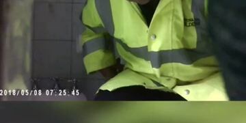 El inspector de Soldini quedó escrachado en un video instalando la cámara en el baño\u002E (Captura de pantalla)