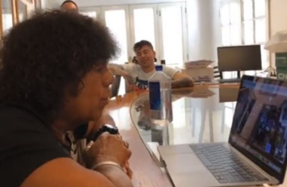 Vía web, La Mona Jiménez, "Beso a Beso" con hinchas japoneses