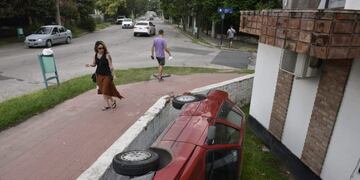 El insólito vuelco se produjo en el barrio Tablada Park, en la ciudad de Córdoba\u002E