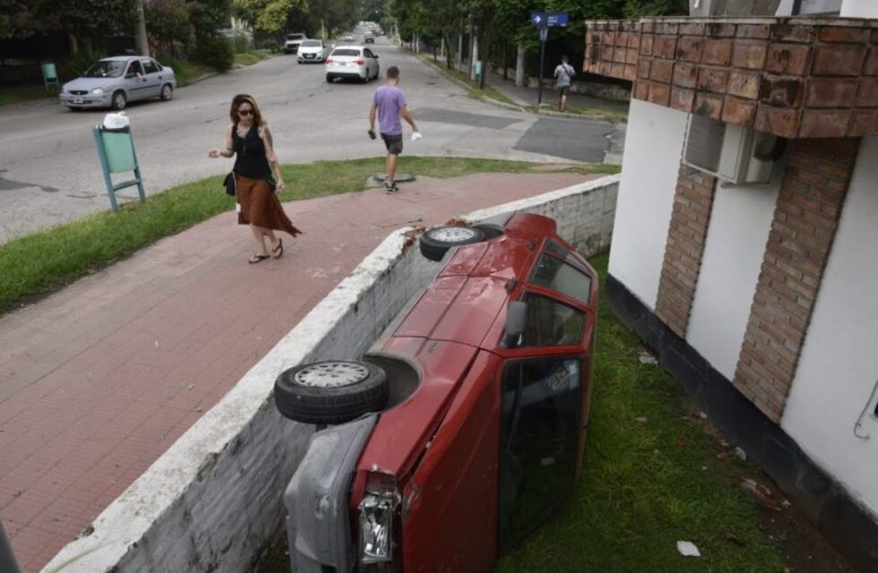 ¿Qué le paso al conductora? Así terminó con un su auto en el jardín de una casa