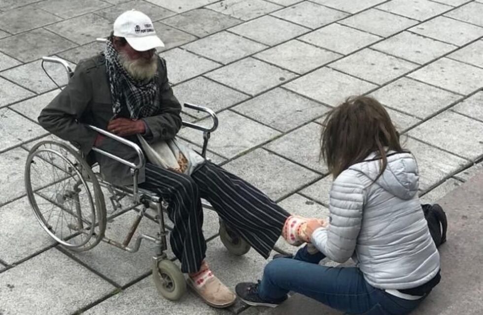 Joven solidaria en La Plata: de una manera particular, ayudó a un hombre en situación de calle