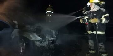 Auto quemado en Ruta E-58
