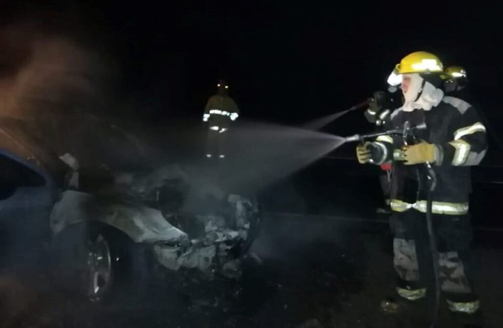 Se incendió un auto que circulaba por la Ruta E-58