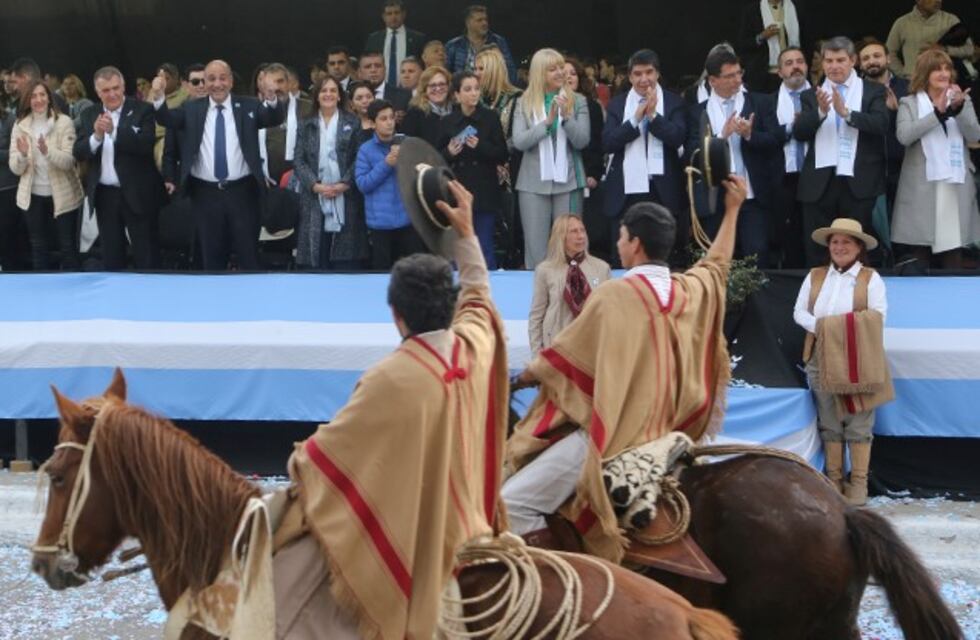 Miles de tucumanos participaron del desfile en el Parque 9 de Julio