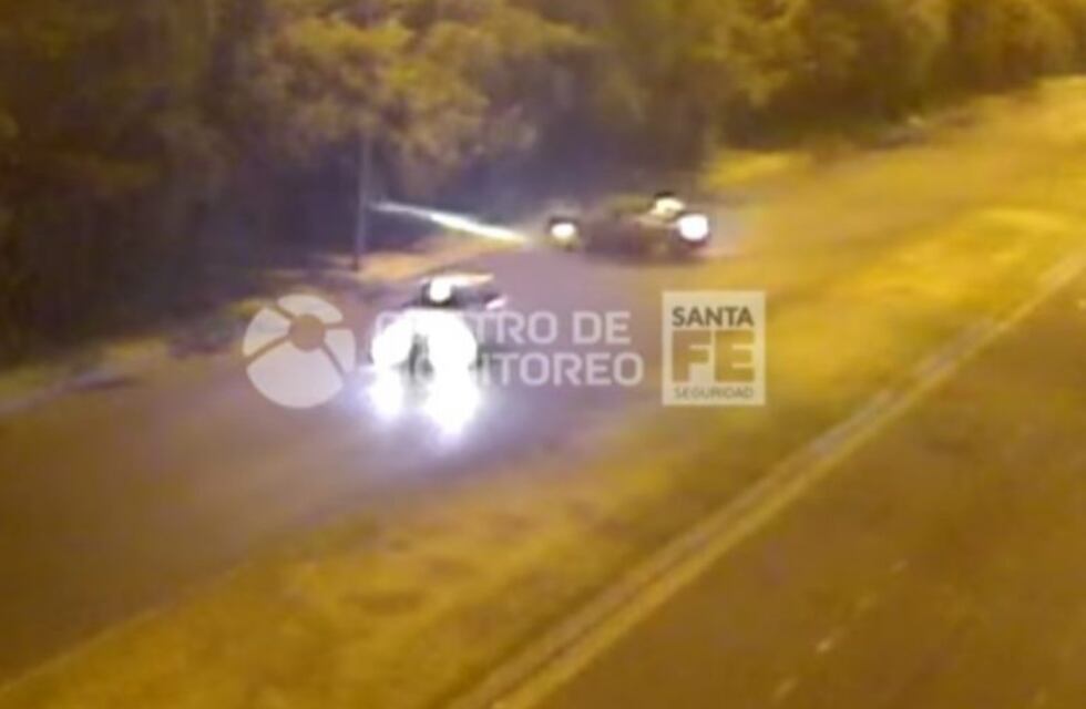 Corrían una picada y un auto terminó chocando con una columna: todo quedó grabado