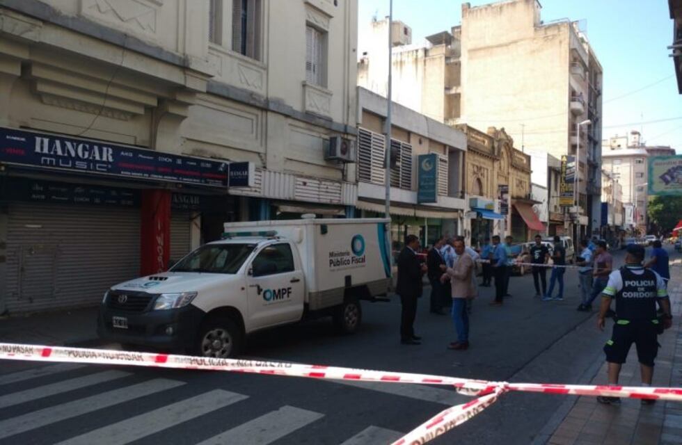 Discutieron, le clavó un destornillador, se tiró de un edificio y murió