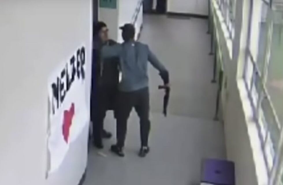 Un alumno estuvo a punto de cometer una masacre pero su profesor tuvo una increíble reacción