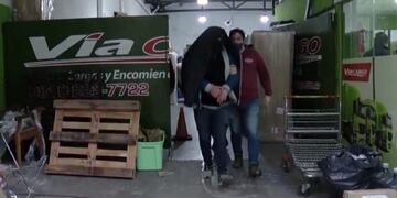 El sospechoso fue trasladado bajo arresto este lunes por la tarde luego del procedimiento\u002E (Canal 3)