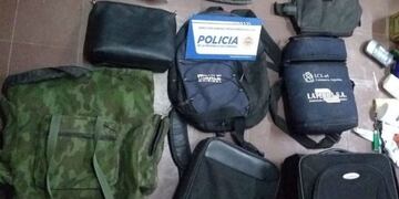 Se procedió al secuestro de ganzúas, tres teléfonos celulares, ocho bolsos, dinero en moneda nacional y extranjera\u002E