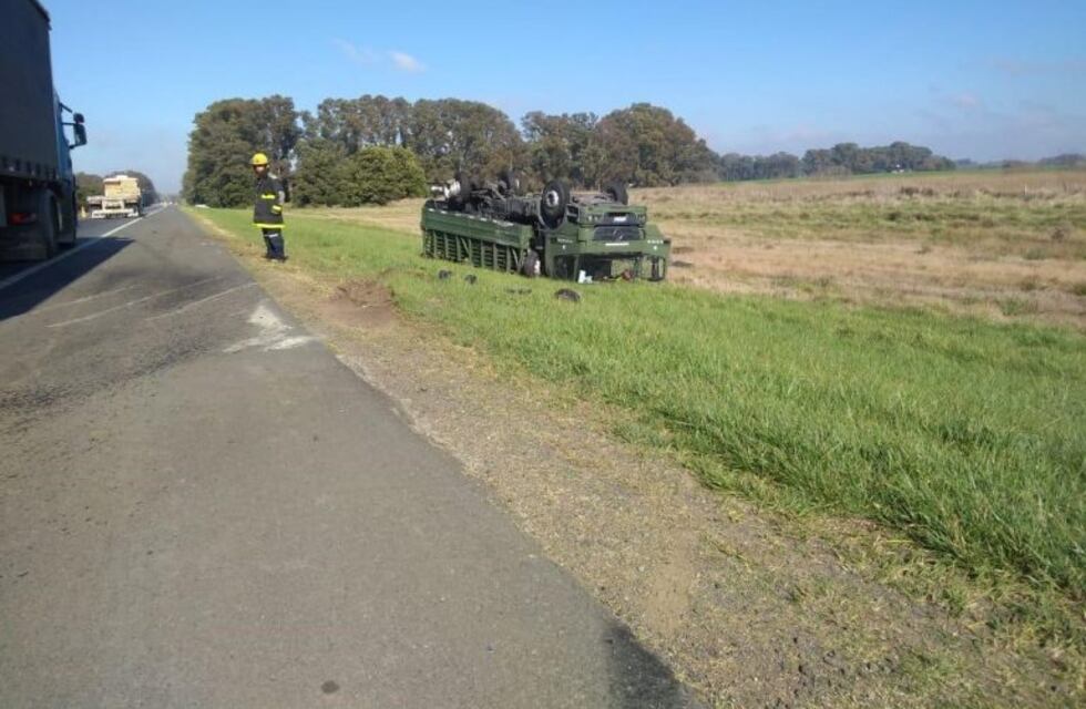 Ruta 3: chocaron un auto y un camión del ejército, cerca de Cacharí