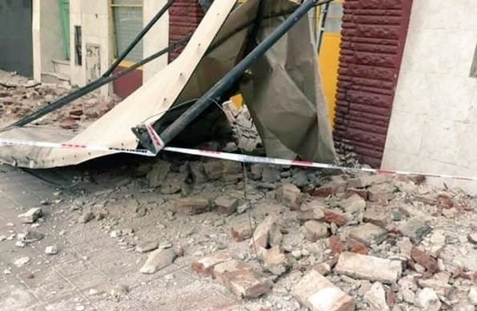 Caminaban por Nueva Córdoba y les cayó parte de un balcón en la cabeza