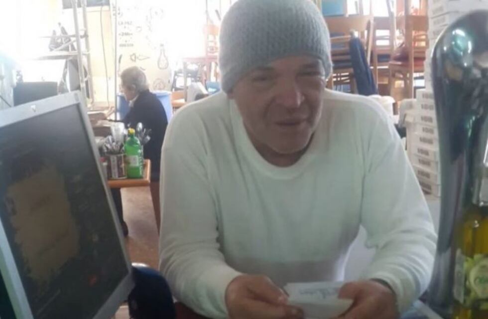 La historia de Alejandro Reyna, el tanguero en situación de calle que deslumbra con su voz