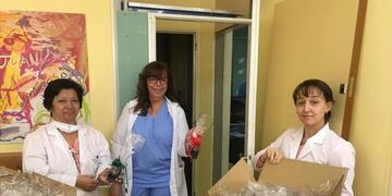 Personal de salud y seguridad de Ushuaia recibió donaciones de huevos de pascuas\u002E
