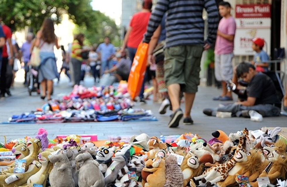 La venta ilegal callejera cayó 14,5% interanual en agosto pero creció con respecto a julio