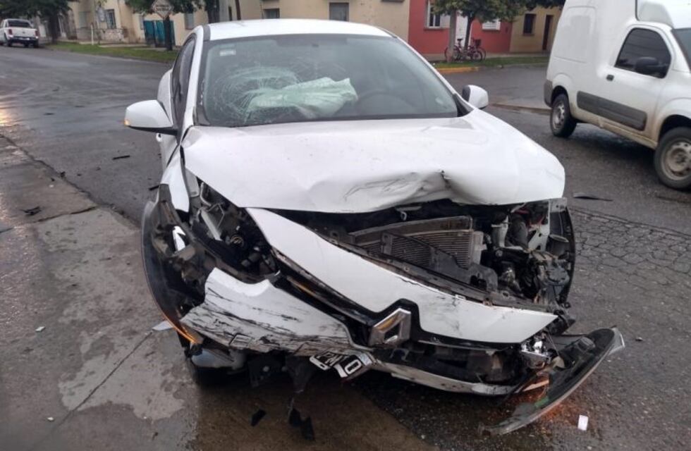 Jesús María: chocaron y se salvaron de milagro