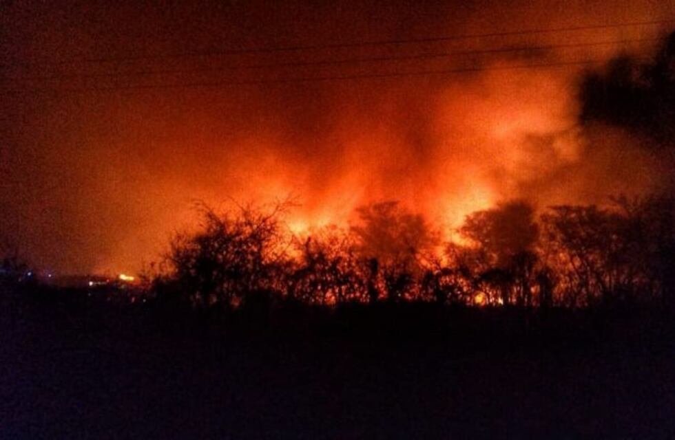 Arroyito: el fuerte viento complicó el trabajo de Bomberos Voluntarios