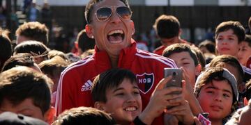 Milton Valenzuela y Brian Sarmiento fueron al festejo de la Escuela de Fútbol de Newell's por el Día del Niño\u002E (@CANOBoficial)