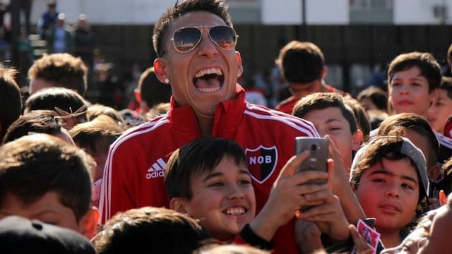 Milton Valenzuela y Brian Sarmiento fueron al festejo de la Escuela de Fútbol de Newell's por el Día del Niño\u002E (@CANOBoficial)