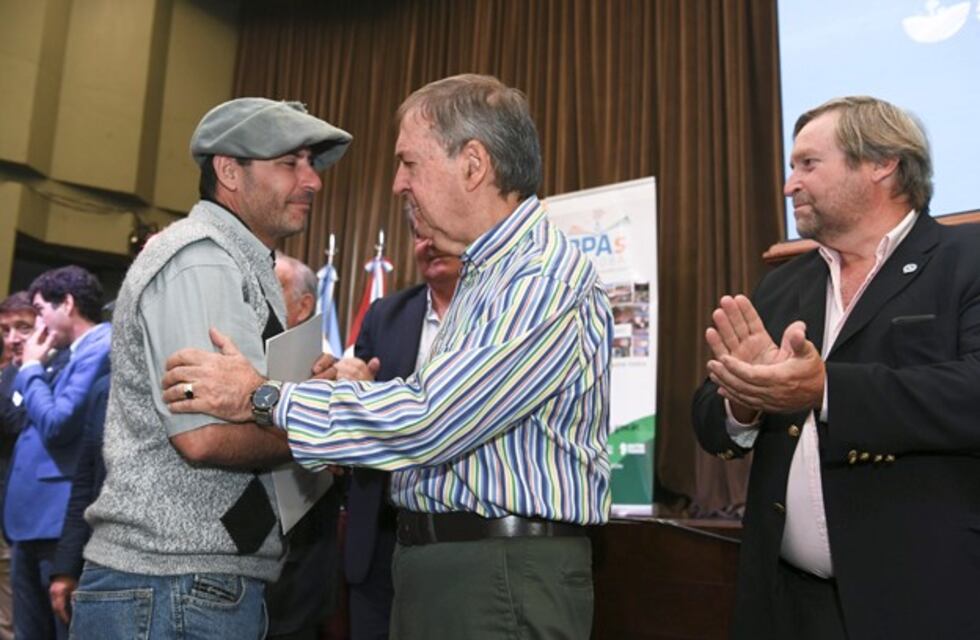 El gobernador entregó cheques por el Programa de Buenas Prácticas Agropecuarias