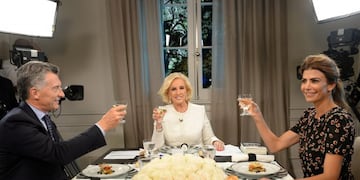 DYN14, BUENOS AIRES 18/03/2017, EL PRESIDENTE MAURICIO MACRI Y SU ESPOSA, LA PRIMERA DAMA, JULIANA AWADA, PARTICIPARON ESTA NOCHE EN LA RESIDENCIA DE OLIVOS COMO ENTREVISTADOS EN EL PROGRAMA QUE CONDUCE MIRTHA LEGRAND. FOTO: DYN/PRESIDENCIA.