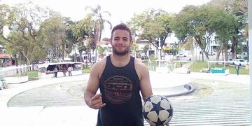 Xixo Zouza es misionero y pide colaboración para viajar al Torneo Argentino de Fútbol Freestyle\u002E (Foto: Facebook)