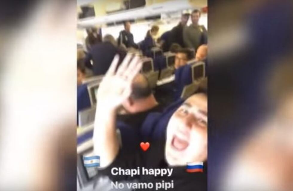 ¡Traeme la copa! Chapu Martínez viajó a Rusia e hizo de las suyas en el avión