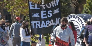 Protesta de trabajadores dependiente del turf mendocino\u002E